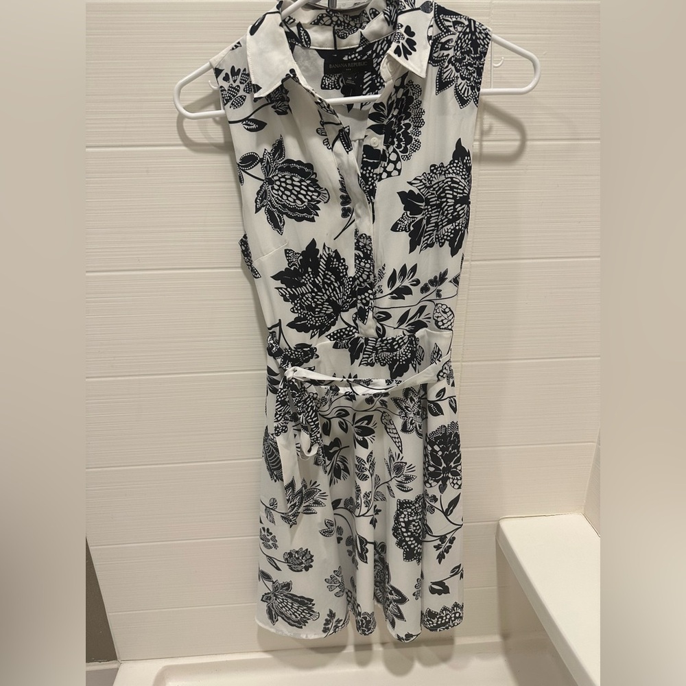 Banana Republic sleeveless floral dress size 2 Petite
